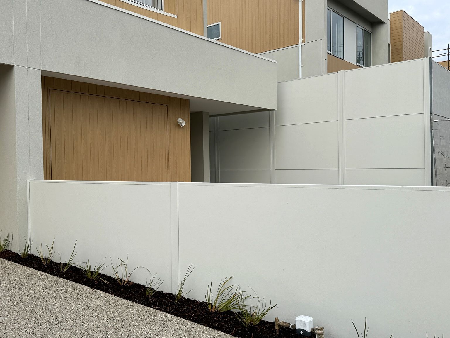 Brighton project: TrendWall and EstateWall with trendwall and estatewall, integrated trendwall retaining, express joining profiles. Photo 8 of 15.