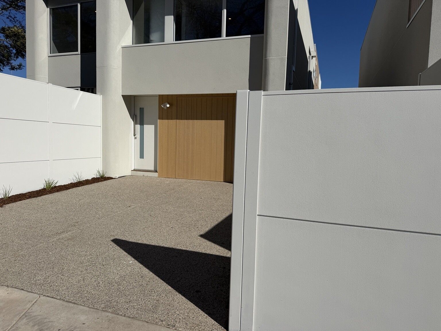 Brighton project: TrendWall and EstateWall with trendwall and estatewall, integrated trendwall retaining, express joining profiles. Photo 12 of 15.