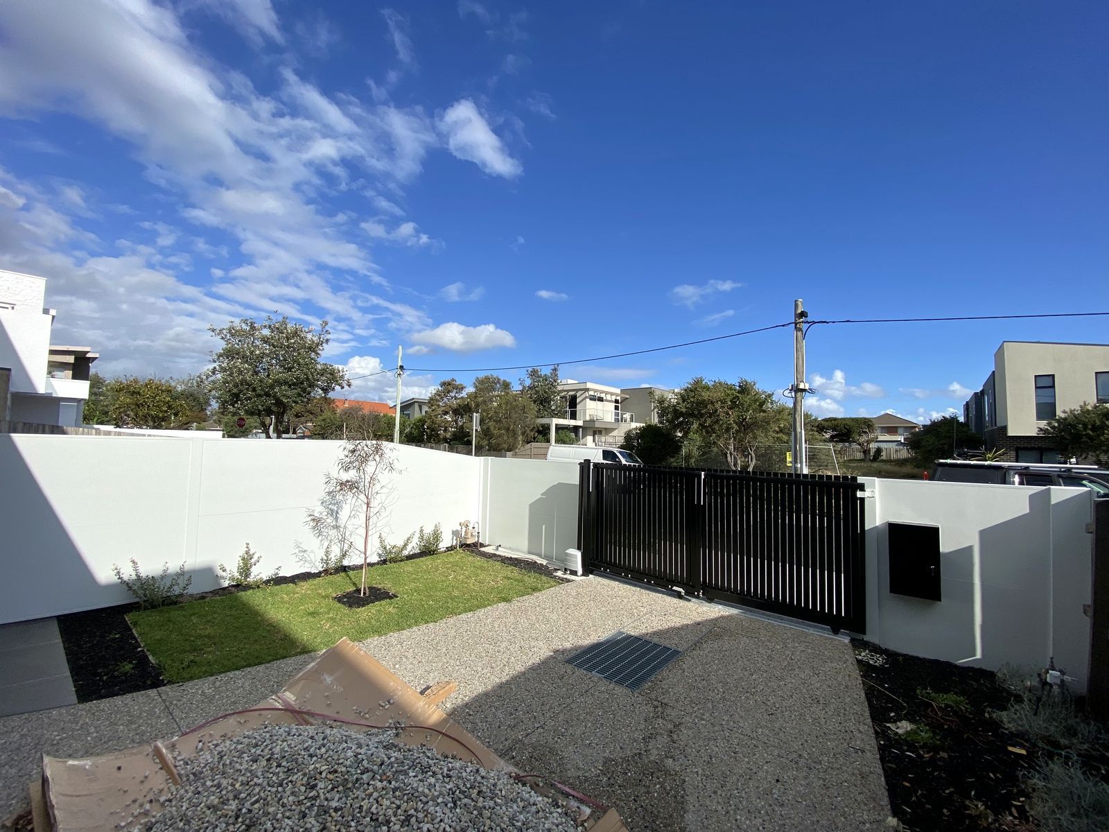 Chelsea project: VogueWall with automated telescopic sliding gate, milkcan parcel box, integrated lighting. Photo 8 of 10.