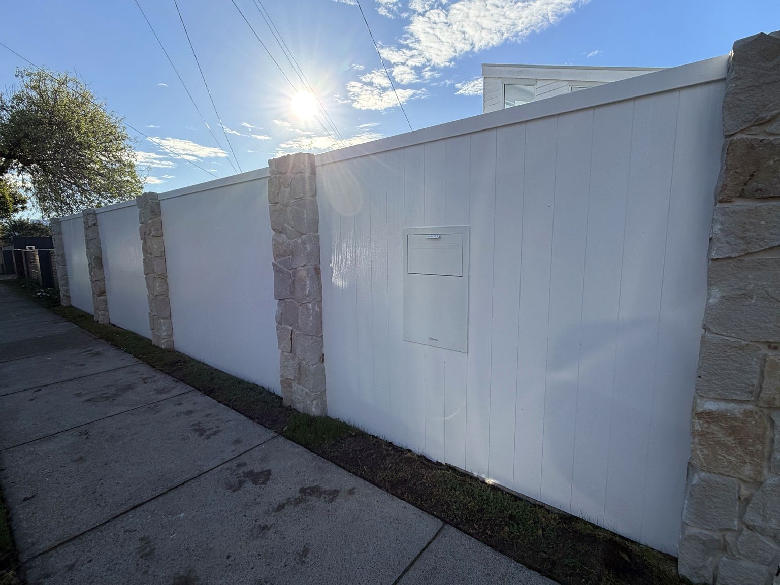 Seaford project: EstateWall with slimwall side section, white axon cladding, santorini stone features. Photo 3 of 7.