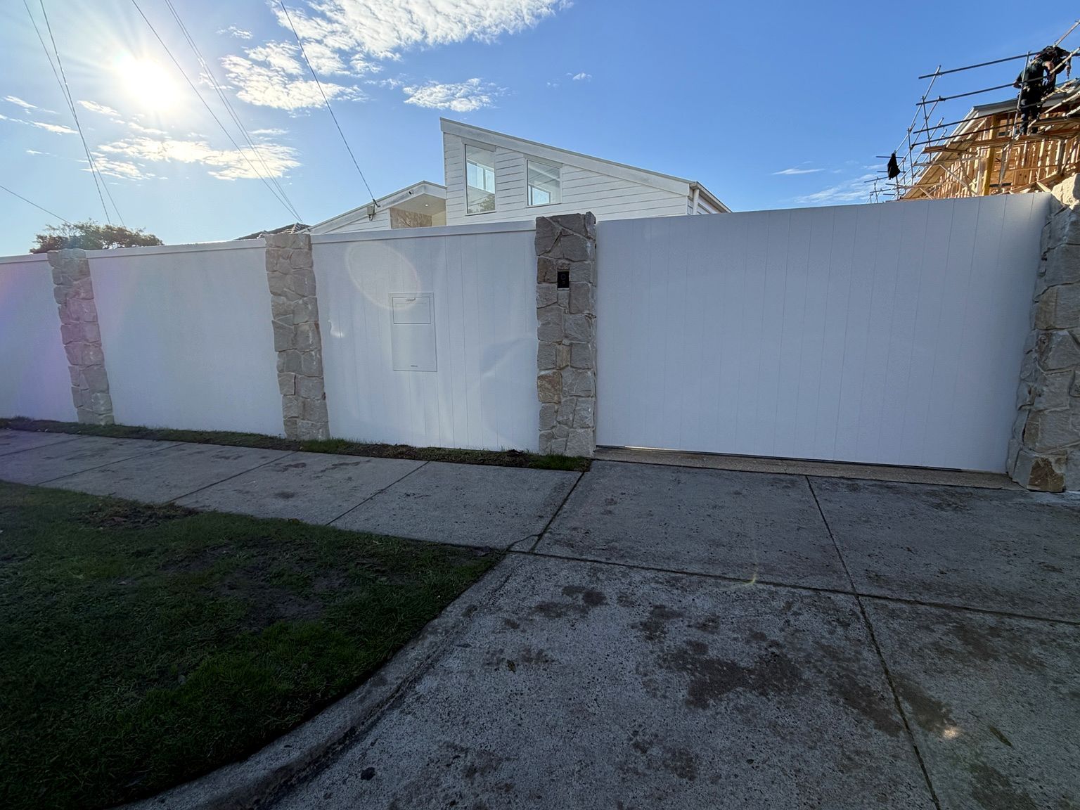 Seaford project: EstateWall with slimwall side section, white axon cladding, santorini stone features. Photo 4 of 7.