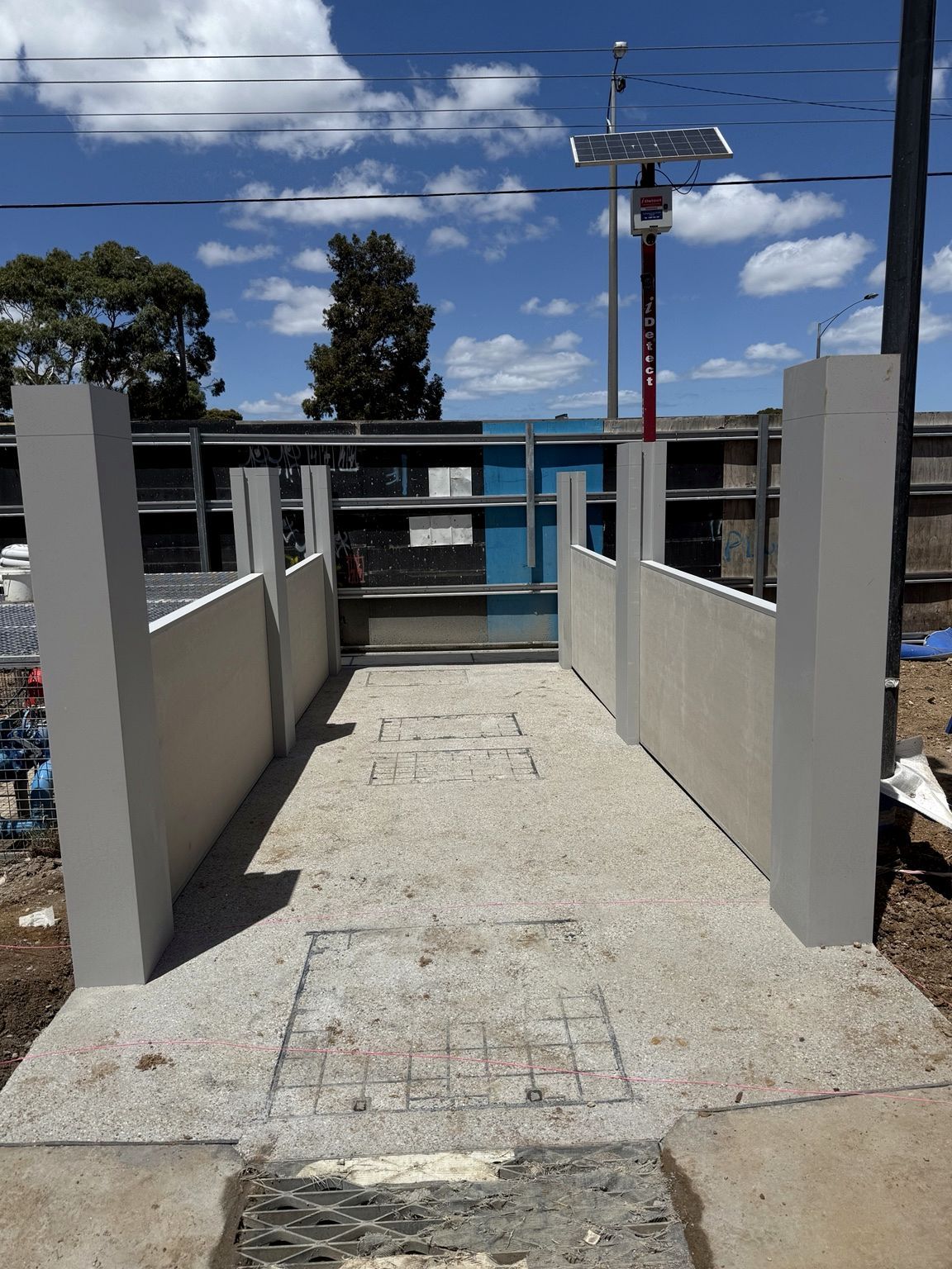 The Glen project: EstateWall with monument horizontal aluminium slats, street entrance, common-area boundary. Photo 4 of 9.